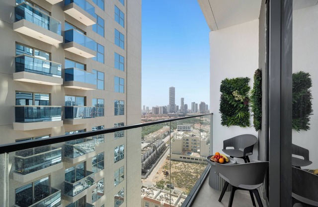 Waves - Cityscape Balcony Views and Cozy Comfort in Dubai