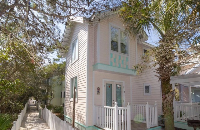 "Waves" | Community Heated Pool | Close to Town Square & Private Beach Access | Dog-Friendly