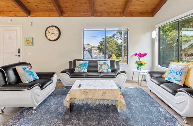 Waves Retreat: Walk to Beaches, Enjoy the Sunny Deck, Surf, Family Fun!