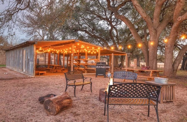Waylons House-hot Tub Shared Party Barn With Games