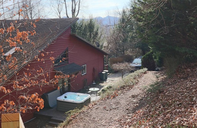 Waynesville Mt. Getaway/Secluded & Peaceful Cabin/Hot Tub/Rec. Rm/Fire pit/Refundable Pet Fee