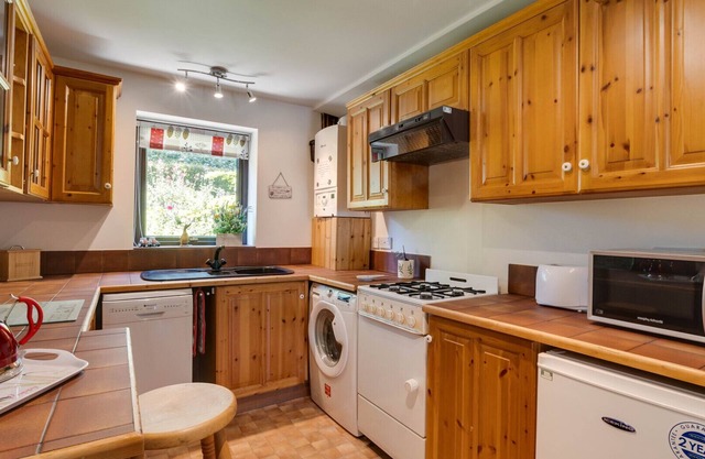 Wayside Cottage - Two Bedroom House, Sleeps 4