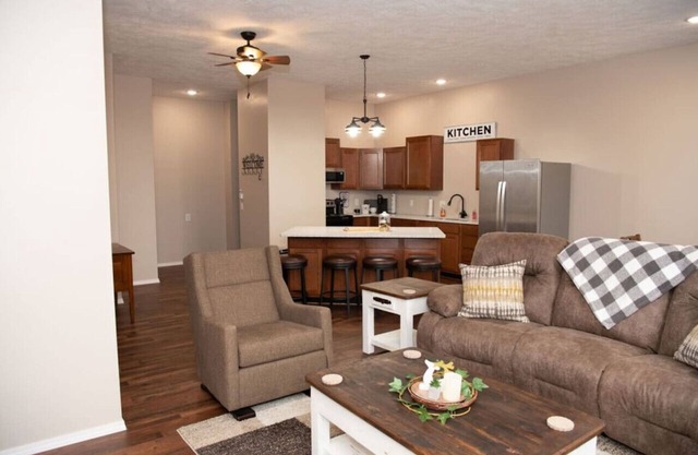 Weaver Loft: Cozy Downtown Retreat in the Heart of Mansfield - Home of Laura Ingalls Wilder!