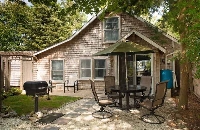 Weekly and Monthly Rental Available in Cozy, Backyard Cottage