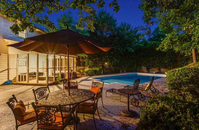 WEEKLY MONTHLY DISCOUNTnHuge Cheerful 4BR Modern home with private pool