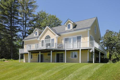 Weeks Hill: 5 br, fireplace, a/c, deck, views