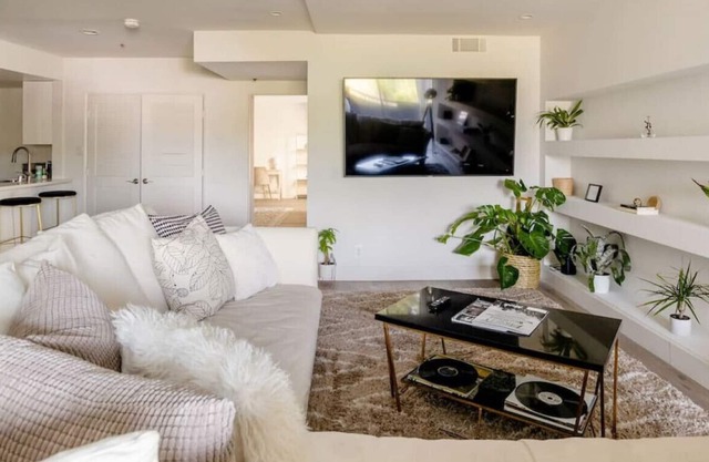 WEHO PENTHOUSE walking to bars, restaurants, clubs