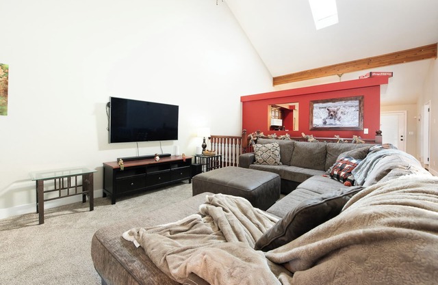 Welcome to Mountain Getaway in this cozy 4 bed 3 bath home.