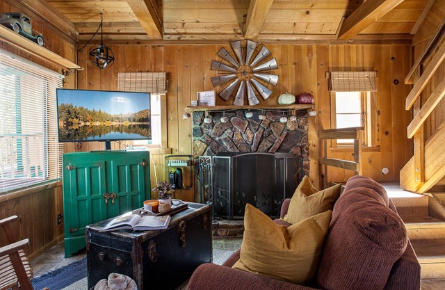Welcome to our Kozy Cottage. Special Little Gem next to trails.