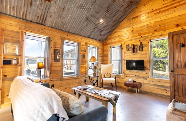 Welcome to RusTx Ranch Cozy Country Cottage #5!