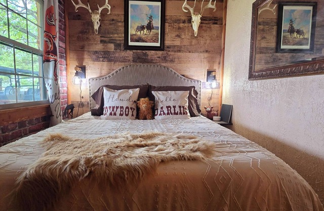 Welcome to the Bunkhouse!nWestern inspired container home close to Bull Shoals