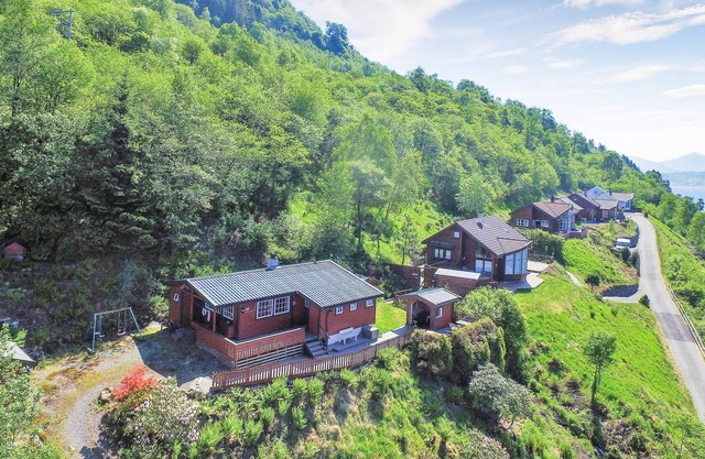Welcome to this lovely vacation home by Ølensfjord in Hordaland.