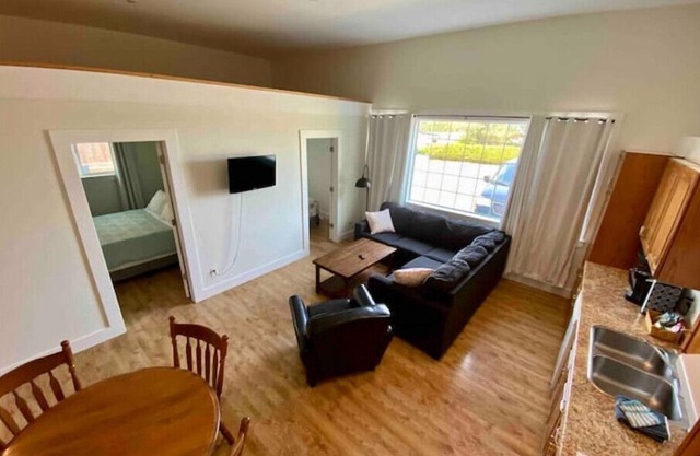 Welcoming 2 bedroom suite, 5 min from the beach (Family and pet friendly!)
