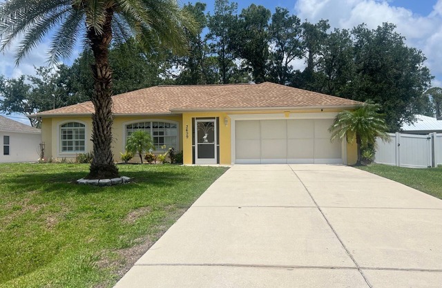 Welcoming 3-bedroom house with pool and private yard