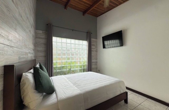 Welcoming bed & breakfast with AC in Alajuela, near the airport,15 minutes away.