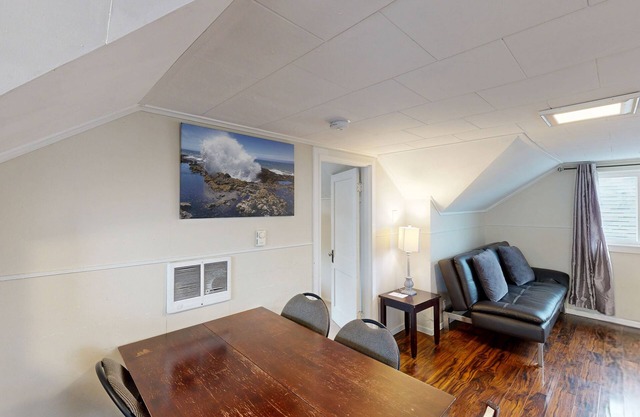 Welcoming dog-friendly retreat near beach, parks, and Lake Lytle