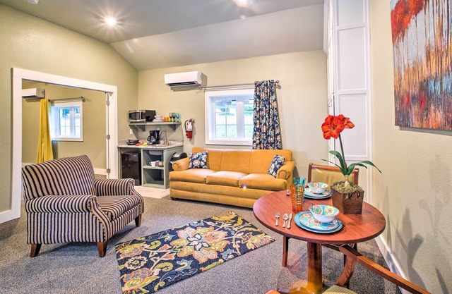 Welcoming Downtown Branson Cottage w/Pool Access!