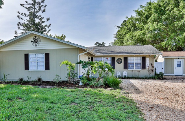 Welcoming home with enclosed yard, gas grill, bikes, deck, washer/dryer, and AC