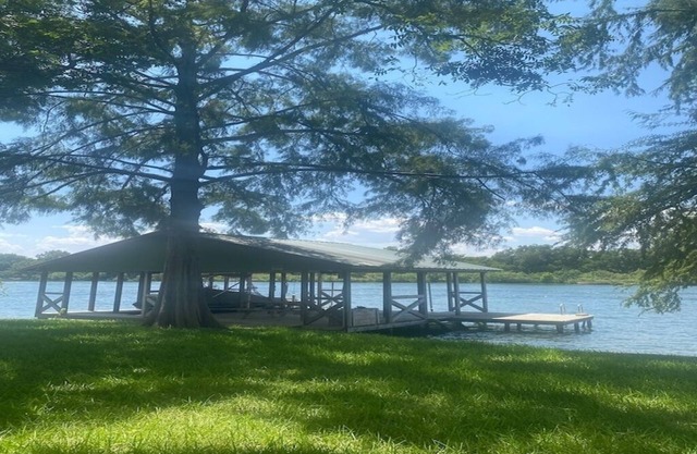 Welcoming Lake-Front Family and Pet-Friendly 3-bed House With AC and Huge Yard
