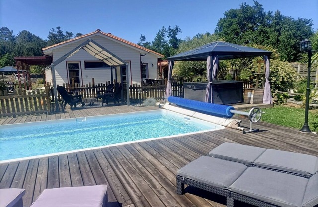 Welcoming modern house with Pool + Jacuzzi between ocean and lake in Carcans