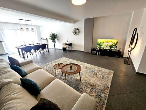 Well-Appointed 2BR flat with terrace&parking-HOL127