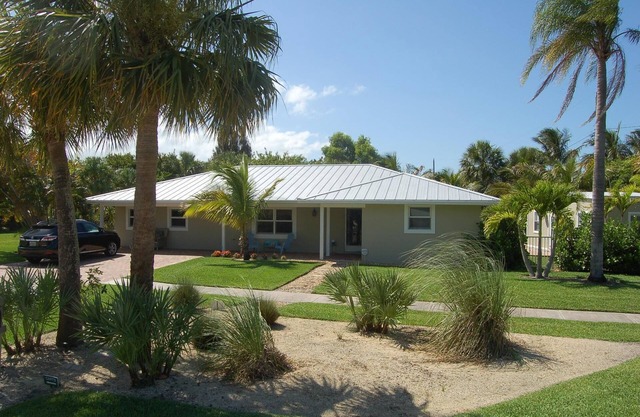 Well Appointed Home Salt Water Pool & Separate Pool House & Putting Green