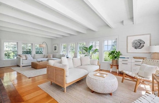 Well appointed luxury home in Hyannis Port. Close to Fortes beach. RPMS113