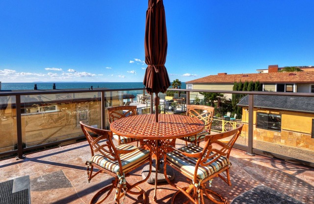 Well appointed villa right in the heart of downtown Laguna Beach! 1 BR 1.5BA
