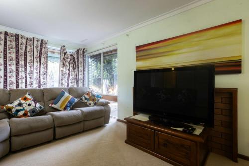 Well equipped 3BR Home with Backyard and Patio