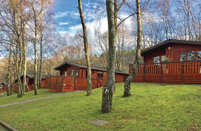 well-equipped lodge with two king-size beds and two twin bedrooms.