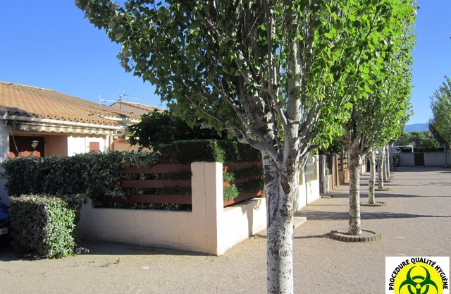 Well exposed villa with 2 terraces, close to the sea and shops