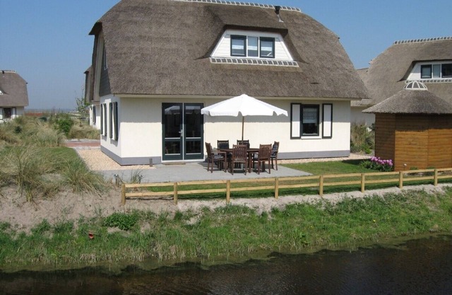 Well-kept thatched-roof house with all comforts close to the beach