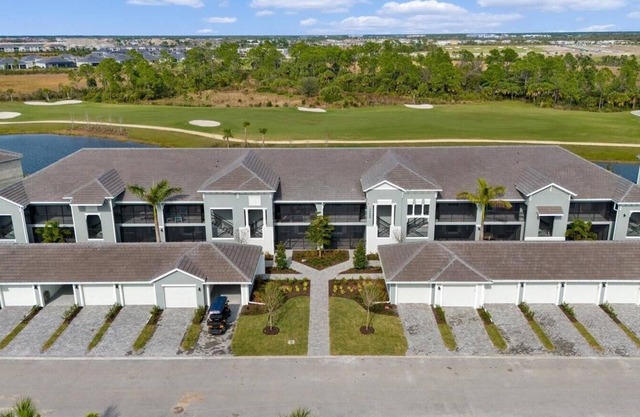 Wellen Park CC - Golf Cart Included - 2 Bed/Bath Overlooking 11th hole