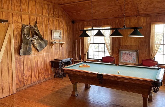 West 1077 Guest Ranch - Hackberry Room 9