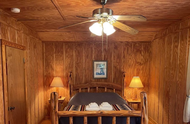 West 1077 Guest Ranch - Hackberry Room 10