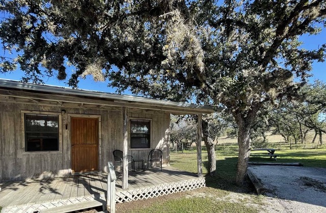 West 1077 Guest Ranch - Red Oak Room 5