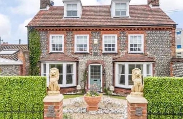 West Cottage. Central, beautiful, 2 mins to beach.