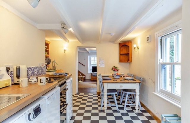 West Creek Cottage - Two Bedroom House, Sleeps 4