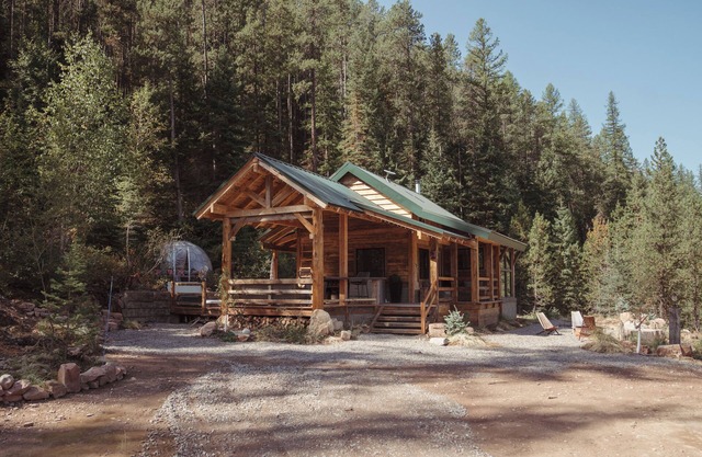 West Glacier Cabin, Hot Tub, Stunning Views, XC Ski Trails Nearby