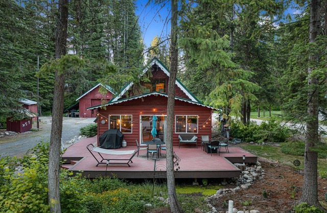 West Haus Escape-Hot Tub, Dogs, EV Charger, Deck