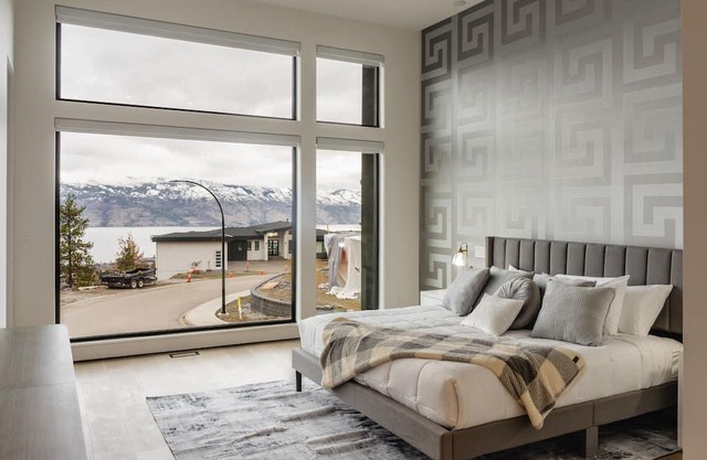 West Kelowna Luxury Hillside Retreat - Pool & Rooftop Hot-Tub