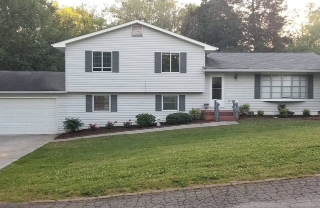 West Knoxville near I-40/Easy access to all Knoxville/Pet friendly/15 min to UT