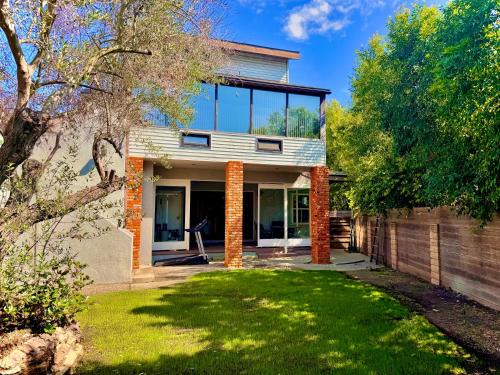 West LA - Private Bungalow - 15 min to Beach & LAX