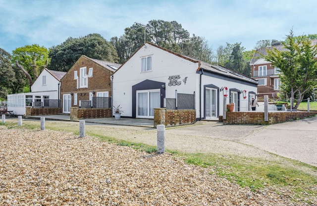 WEST SEA VIEW NO 5, pet friendly, country holiday cottage in Yarmouth