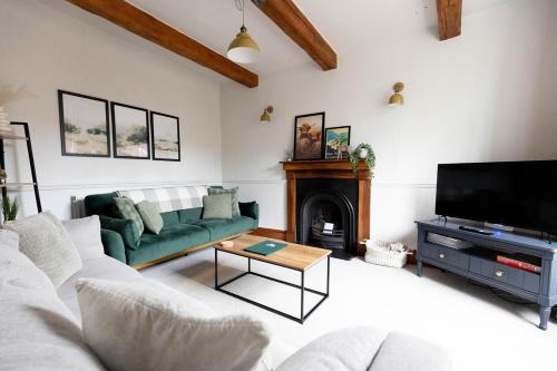 WEST VIEW COTTAGE - Charming Wensley Cottage in the Heart of Peaks