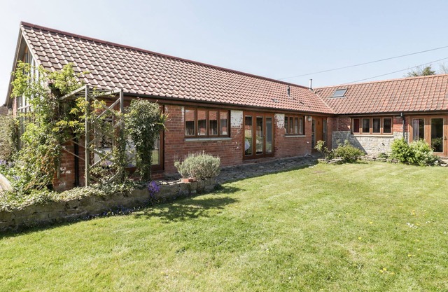 WESTBROOK BARN, family friendly in Evercreech, Somerset