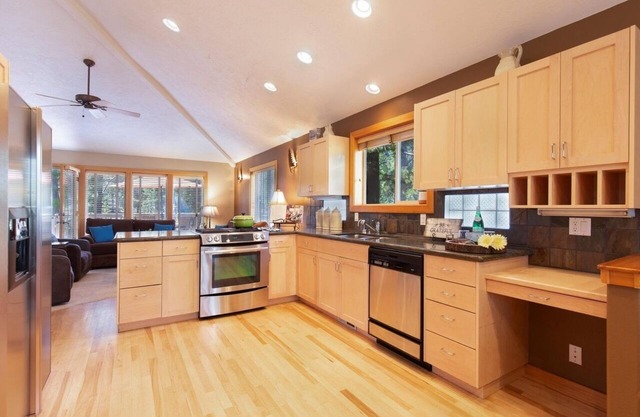 Westside Retreat House - On Poplar Lane in Sunriver, Oregon