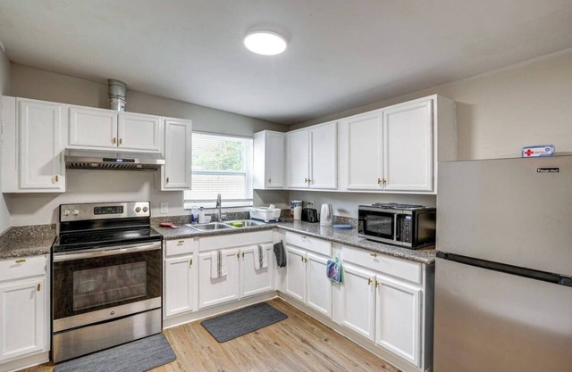 Westwood Cottage- 3 BDRM, Perfect for Families!