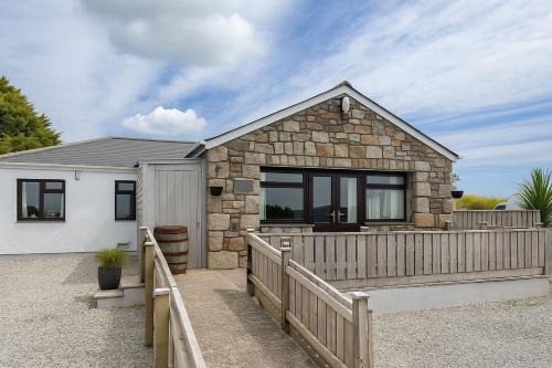 Wheal Francis - Hot Tub - Accessible Bungalow - Free Wi-Fi - Parking