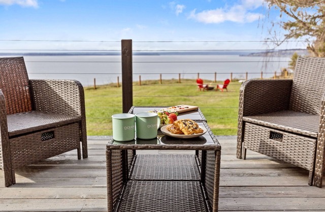 Whidbey Waterview Getaway: Nature, Deers, Pet & Family Friendly